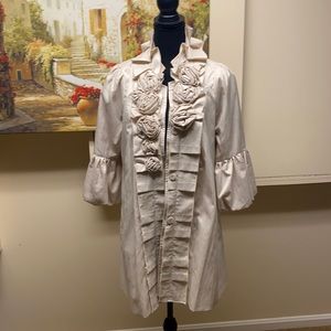 RUY beautiful flower trench. Hits above the knee. In good condition worn twice